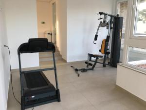 een kamer met 2 loopbanden en een fitnessruimte met loopbanden bij Makaiba Residence in Porto De Galinhas