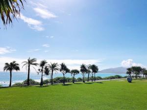 un parc avec des palmiers et l'océan en arrière-plan dans l'établissement i LIFE De'an, à Hualien
