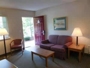 Гостиная зона в Affordable Suites Sumter