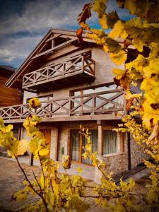 ein Haus mit gelben Blättern davor in der Unterkunft Chalet Rebeca Donovaly in Donovaly