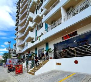 un grand bâtiment avec des escaliers sur son côté dans l'établissement Kandi Palace, à Ángeles