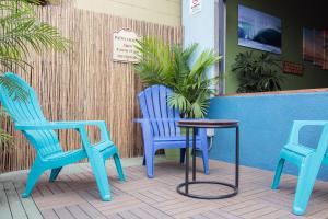 - deux chaises bleues et une table sur une terrasse dans l'établissement California Dreams Hostel - Pacific Beach, à San Diego