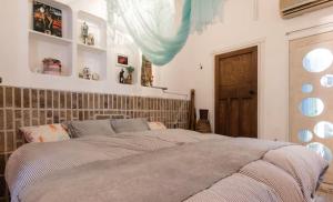 une chambre avec un grand lit dans une pièce dans l'établissement TOKYO Ebisu! 2adults & 2kids Max4ppl FamilyOK!, à Tokyo