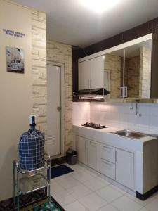 雅加達的住宿－MyStayPro Sentra Timur，厨房配有白色橱柜和水槽