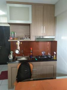 - une cuisine avec un évier et un comptoir dans l'établissement MyStayPro Sentra Timur, à Jakarta
