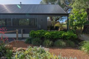 un jardín con una casa con cenador en Margaret River Bungalow-1-street - pet friendly, en Margaret River Town
