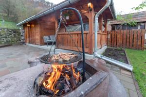 grill z jedzeniem gotowanie nad ogniem w ogródku w obiekcie HepeHuta Házikó w mieście Háromhuta