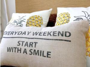 Una almohada que dice que cada fin de semana comienza con una sonrisa en グレース大磯, en Oiso