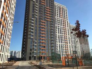 un gran edificio de apartamentos en el centro de una ciudad en Luxury apartment near metro station Osokorky, en Kiev