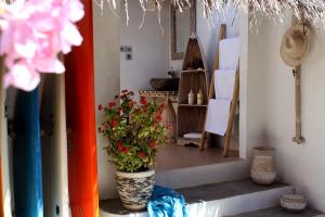 Un pasillo con un jarrón con una planta. en T-Land Resort, en Nembrala