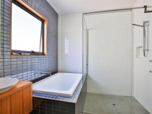 Ένα μπάνιο στο Illaroo Absolute Beachfront with Spa +34 φωτογραφίες