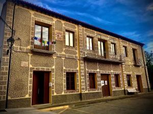 un gran edificio de ladrillo con un montón de ventanas en Albergue de Castillazuelo en Castillazuelo