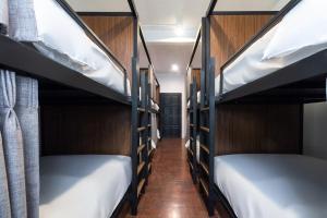 Bunk bed o mga bunk bed sa kuwarto sa OYO 994 Kudi Hostel