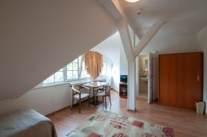 um quarto com uma cama, uma mesa e uma janela em Art Deco Hotel Hoffmann em Kladno