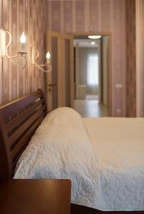 Un pat sau paturi într-o cameră la Remarkable Appartments in Town Center