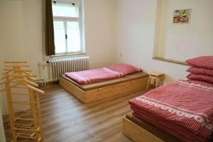 Pokój z 2 łóżkami i oknem w obiekcie U Broučků w mieście Lipova Lazne