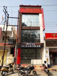 duas motocicletas estacionadas em frente a um hotel subhash istg em Hotel Sudarshan em Haridwar