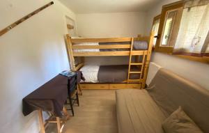 Habitación pequeña con 2 literas y lavamanos en Chalet Baraka - Chamonix les Praz, en Chamonix-Mont-Blanc
