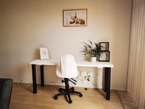 a desk and a chair in a room at Holiday apartment - 2min from beach (Melkbosstrand, Cape Town) in Melkbosstrand