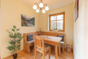 a dining room with a table and chairs at Allgäuglück in Sonthofen