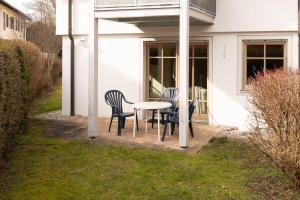 twee stoelen en een tafel op een patio bij Allgäuglück in Sonthofen