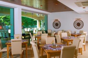 A restaurant or other place to eat at Flamingo Hotel 4*