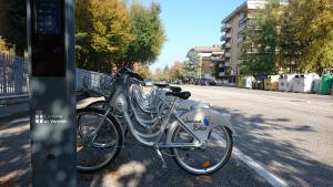 duas bicicletas estacionadas ao lado de uma rua em LaMoka Verona em Verona