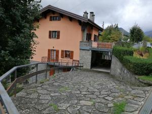 ein Haus mit einem Steinweg davor in der Unterkunft Fenecchio in Fiumalbo