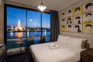 a hotel room with a view of the ocean at Inn a day in Bangkok