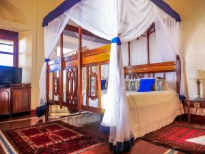 Letto o letti a castello in una camera di Zanzibar Serena Hotel