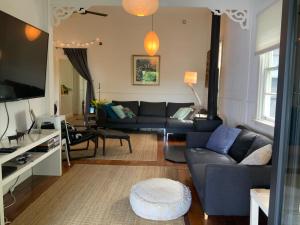 uma sala de estar com um sofá e uma televisão em Cinta Cottage em Loch