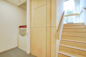 eine Treppe in einem Haus mit Holzwänden und einem Fenster in der Unterkunft Portnellan in Crianlarich