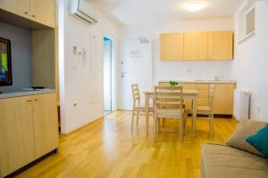Кухня или мини-кухня в Postojna Cave Rooms & Apartments Proteus
