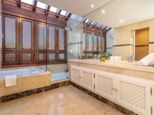 Kúpeľňa v ubytovaní VACATION MARBELLA I La Alzambra Peaceful Hideaway with Sea views