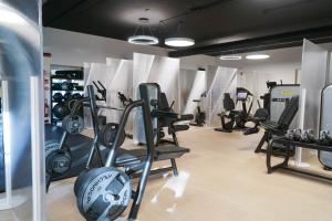 een fitnessruimte met verschillende loopbanden en machines in een kamer bij Victoria Mobilehome in Union Camping Cavallino in Cavallino-Treporti