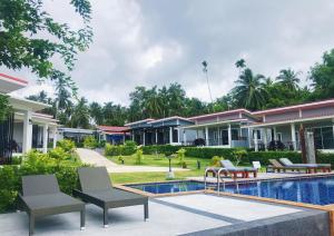 Wok Tum的住宿－The Seaside Resort Koh Phangan，一座带游泳池和度假村的别墅