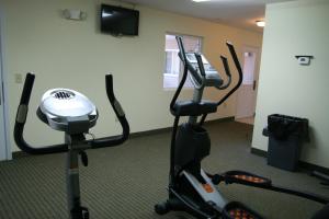 Gimnàs o zona de fitness de Affordable Suites - Fayetteville/Fort Bragg