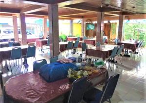 Um restaurante ou outro lugar para comer em Lembah Biru Lagoon