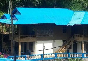 Un edificio con un techo azul encima. en Lembah Biru Lagoon, en Mandai 21 fotos más