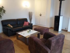 een woonkamer met banken en een salontafel bij Gîtes Famille En Othe in Bouilly