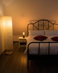 1 dormitorio con 1 cama con lámpara y vela en Schöne Ferienwohnung in Kürten, en Kürten
