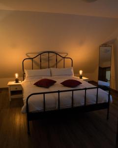 1 dormitorio con 1 cama con 2 almohadas en Schöne Ferienwohnung in Kürten, en Kürten