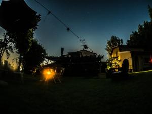 un patio oscuro con mesa y sillas por la noche en Locanda Montepaolo, en Dovadola