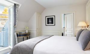 - une chambre avec un lit blanc et une fenêtre dans l'établissement InterContinental Paris Le Grand, an IHG Hotel, à Paris