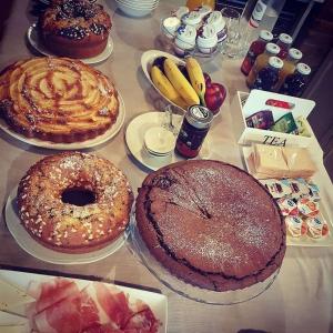 una mesa con diferentes tipos de pasteles y otros postres en Villa Funari Country House, en Servigliano