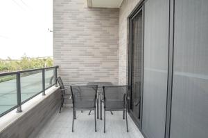 A balcony or terrace at 綠竹弄親子民宿附設背包客房