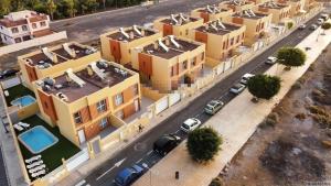 una vista aérea de un edificio con coches aparcados delante en Mariposas Home Pool, en Puerto del Rosario