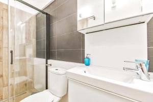 a bathroom with a toilet and a sink and a shower at Casa Endorfina Rooms in Los Cristianos
