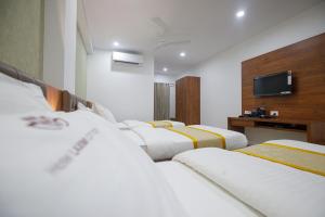 Postel nebo postele na pokoji v ubytování Hotel Laxmi Cityside