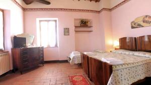 Televízia a/alebo spoločenská miestnosť v ubytovaní Agriturismo Le Stringaie